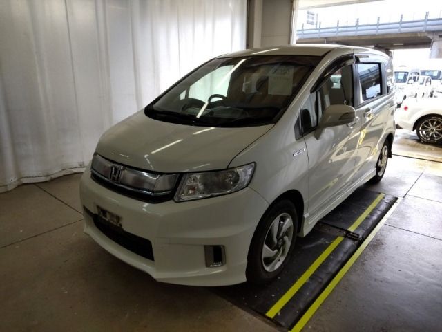 3890 Honda Freed spike GP3 2015 г. (LUM Nagoya Nyusatsu)